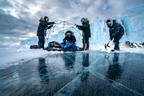 极地探险队在冰雪环境中搭建营地