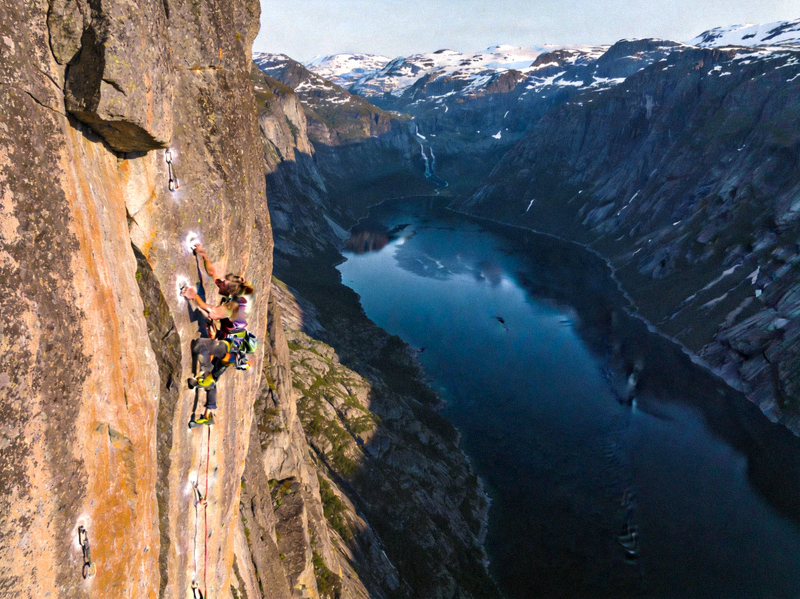 挪威峡湾攀岩活动，攀岩者正在挑战垂直岩壁